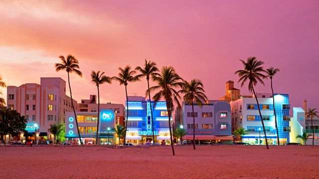 La célèbre rue Ocean Drive, Miami Beach, Floride