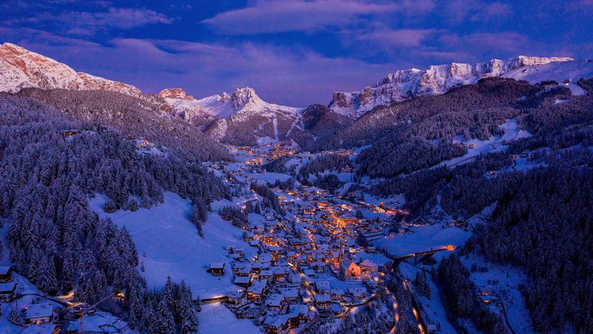 Dorf in Gröden zu Weihnachten, Dolomiten, Italien