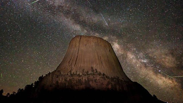 魔鬼塔国家纪念区上空的宝瓶座流星雨,美国怀俄明州