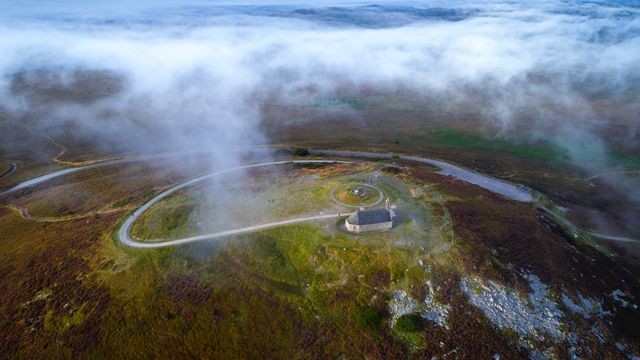 La petite église de Mont-Saint-Michel de Brasparts dans le brouillard, Finistère, Bretagne