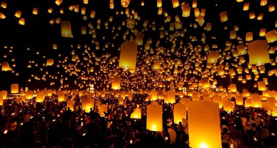 Lâcher de lanternes pendant la fête de Loy Kratong à Chiang Mai, Thaïlande