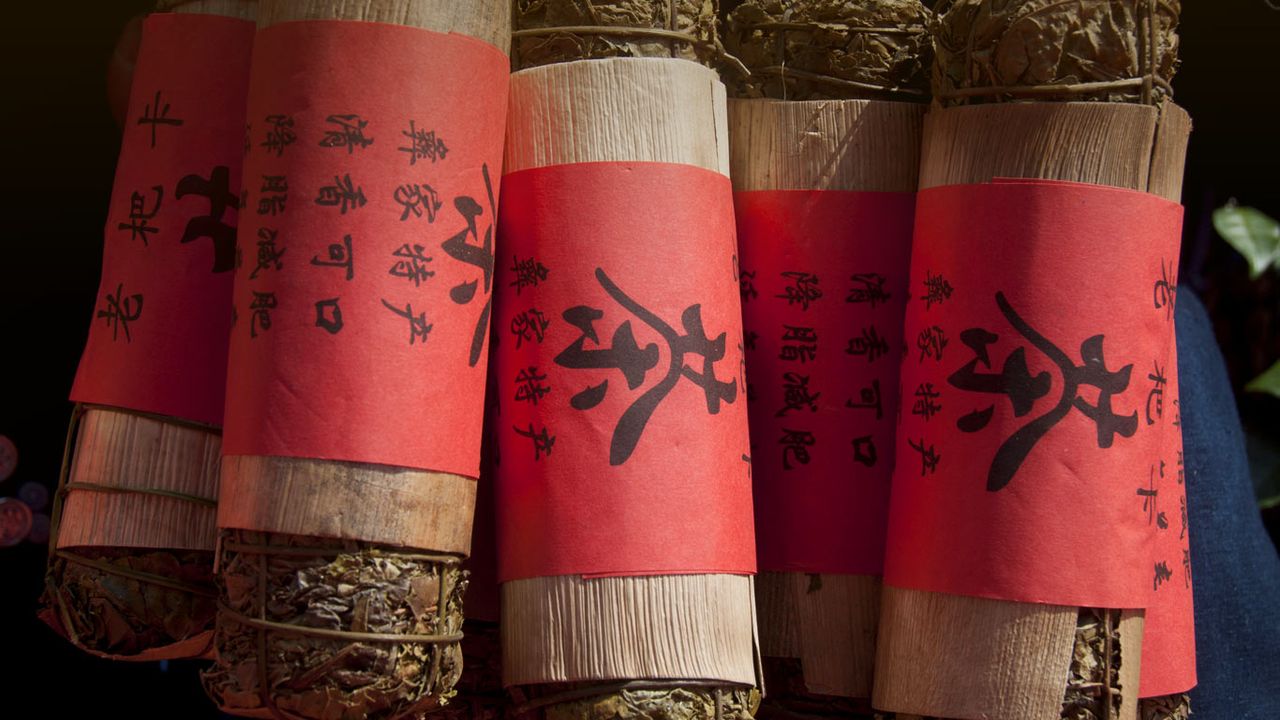 云南省普洱市江城县，简易包装的绿茶紧压茶
