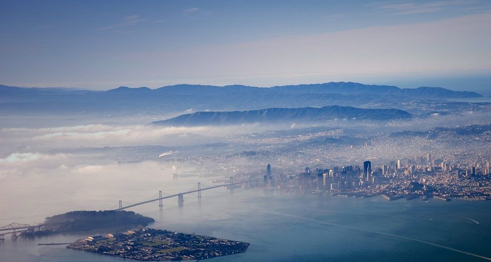 Luftbild von San Francisco mit Yerba Buena Island, Treasure Island und Oakland Bay Bridge – Marli Miller/ Visuals Unlimited, Inc. ©