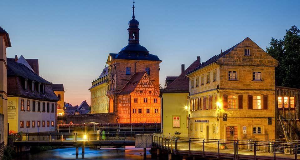 Altstadt und Altes Rathaus auf der Brücke über die Regnitz, Bamberg, Oberfranken, Bayern, Deutschland
