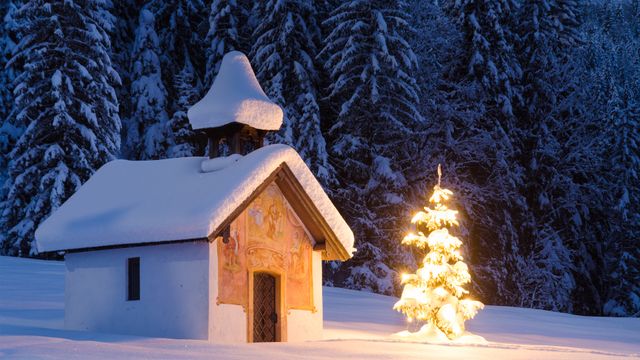 Kapelle und Weihnachtsbaum in winterlicher Landschaft, Elmau, Bayern