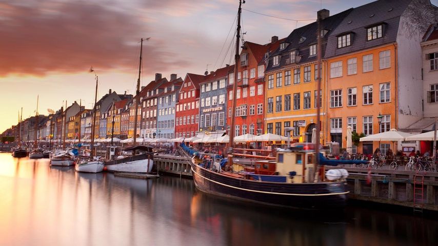 丹麦哥本哈根新港运河边的彩色房屋