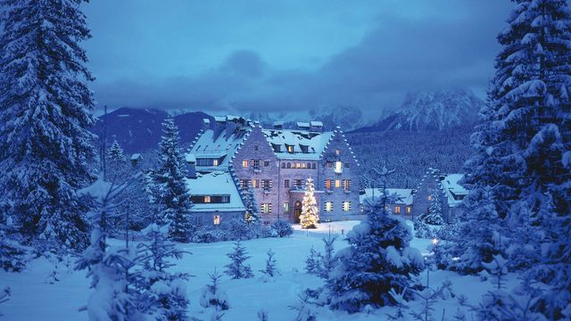Schloss Kranzbach in der Abenddämmerung, Krün, Bayern, Deutschland 