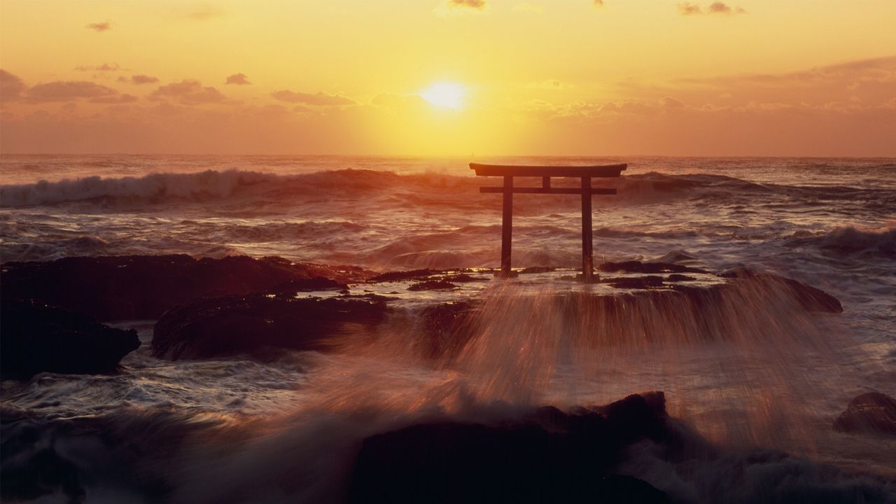 Lever de soleil sur le lac Yamanaka depuis la huitième station du mont Fuji, Japon