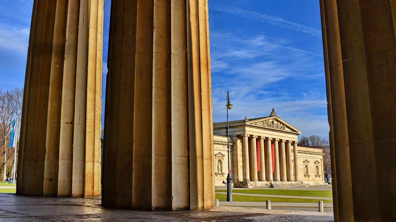 Der Königsplatz mit Blick auf die Glyptothek, München, Deutschland