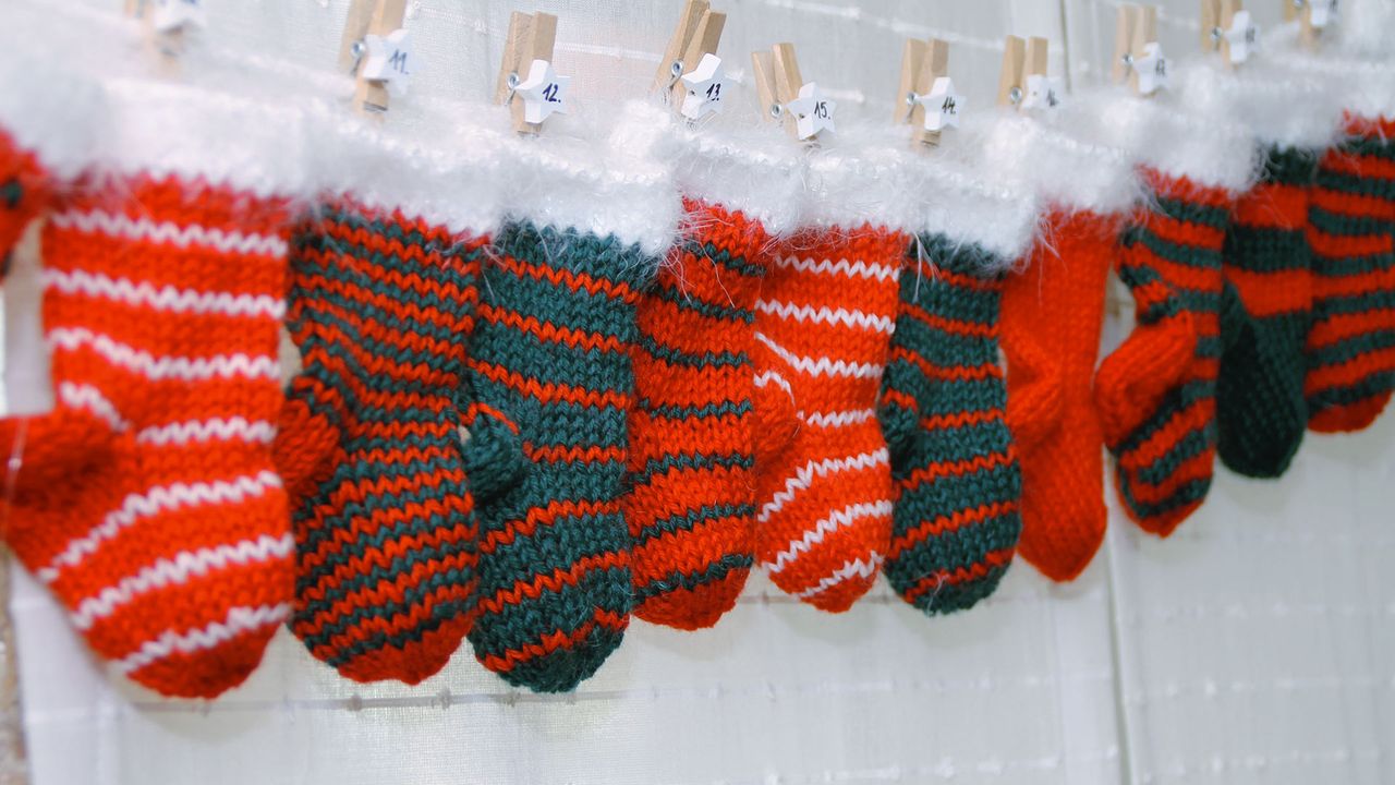 Un calendrier de l’Avent composé de petites chaussettes tricotées