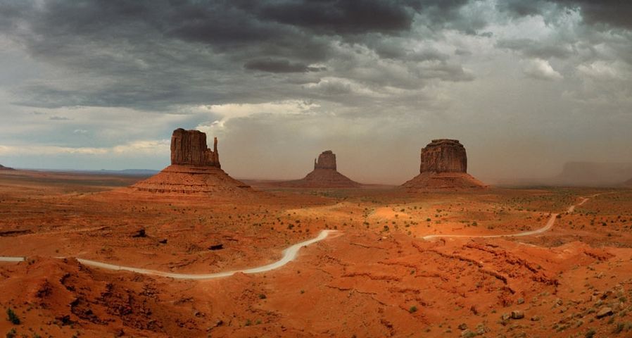 West Mitten Butte, East Mitten Butte und Merrick Butte im Monument Valley,  Arizona – Macduff Everton/Getty Images ©