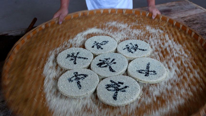 安徽糕点艺术家制作的手工徽式月饼，中国黄山 