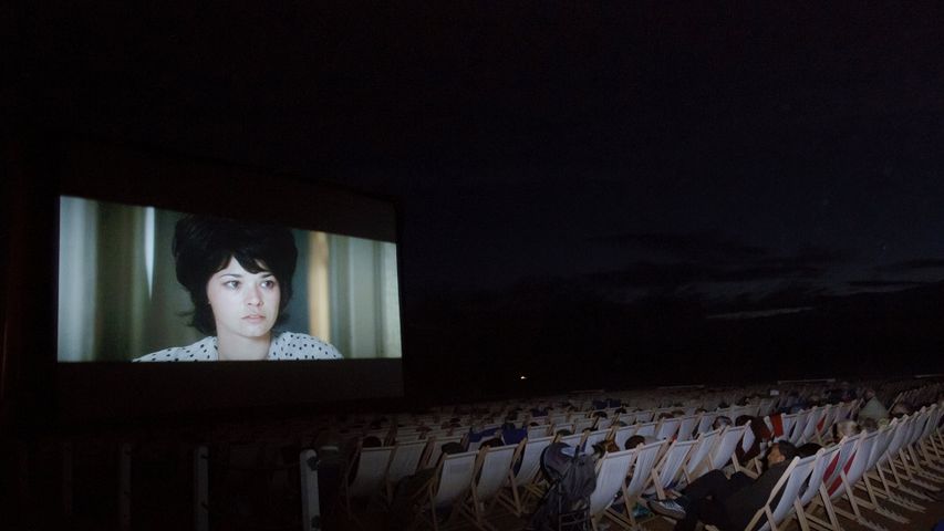 Des spectacteurs devant un film diffusé en plein air, Festival du Film Romantique de Cabourg, France 