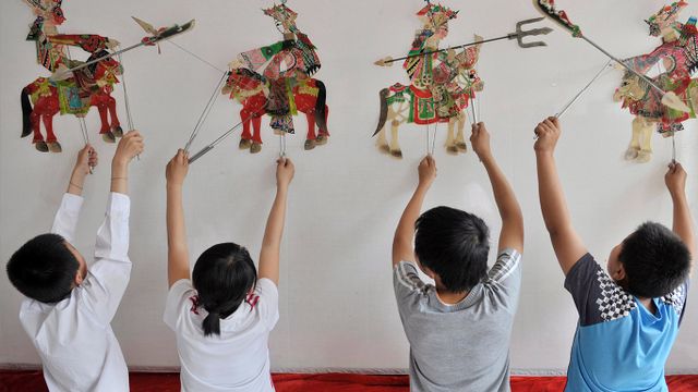 【六一儿童节】中国沈阳,蒲河小学的学生在排练皮影戏