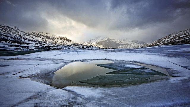 Lac du Mont-Cenis gelé, Val-Cenis, Savoie, France