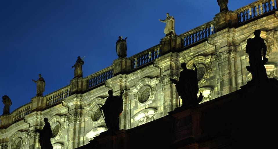 Steinstatuen auf den Balustraden der Dresdner Kathedrale – Atlantide Phototravel/Corbis ©