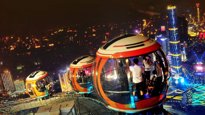 2011年9月17日，在世界最高摩天轮(广州塔摩天轮)上观赏广州夜景的游客