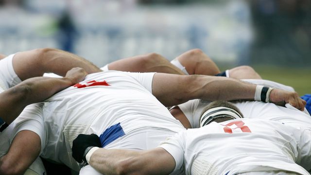 Joueurs de rugby en train de faire une mêlée