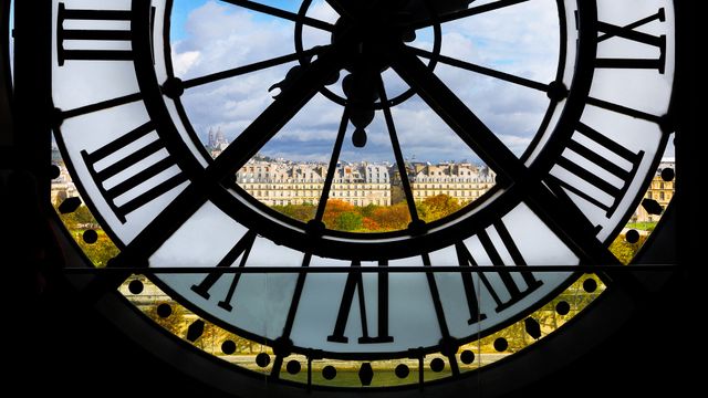 Vue sur Paris depuis la Grande horloge du Musée d’Orsay, Paris, France
