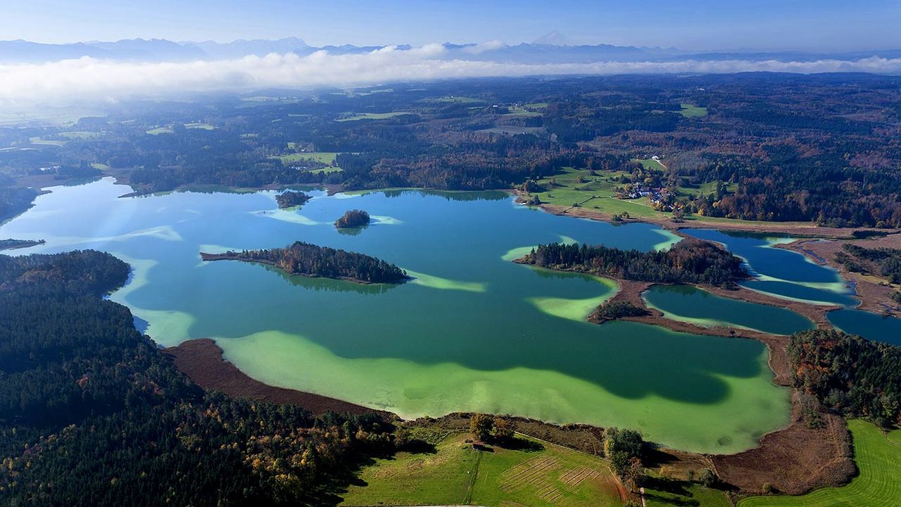 Blick über die Großen Ostersee in Richtung Zugspitze, Bayern, Deutschland