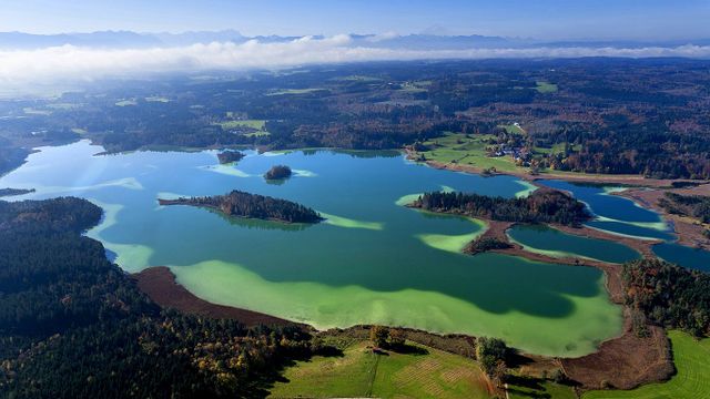 Blick über die Großen Ostersee in Richtung Zugspitze, Bayern, Deutschland
