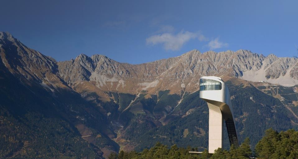 Die Skisprungschanze Bergisel in Innsbruck, Tirol, Österreich – Westend61 / SuperStock ©