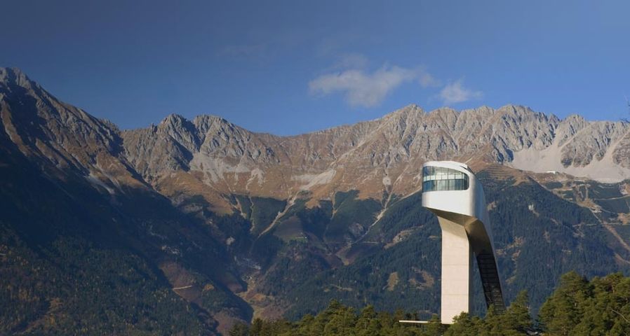 Die Skisprungschanze Bergisel in Innsbruck, Tirol, Österreich – Westend61 / SuperStock ©