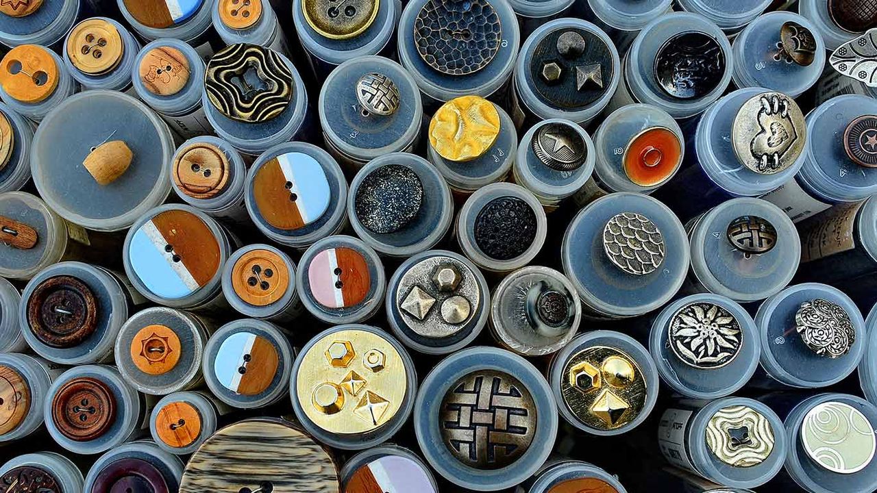 Knöpfe auf einem Flohmarkt, Fürth, Bayern, Deutschland 