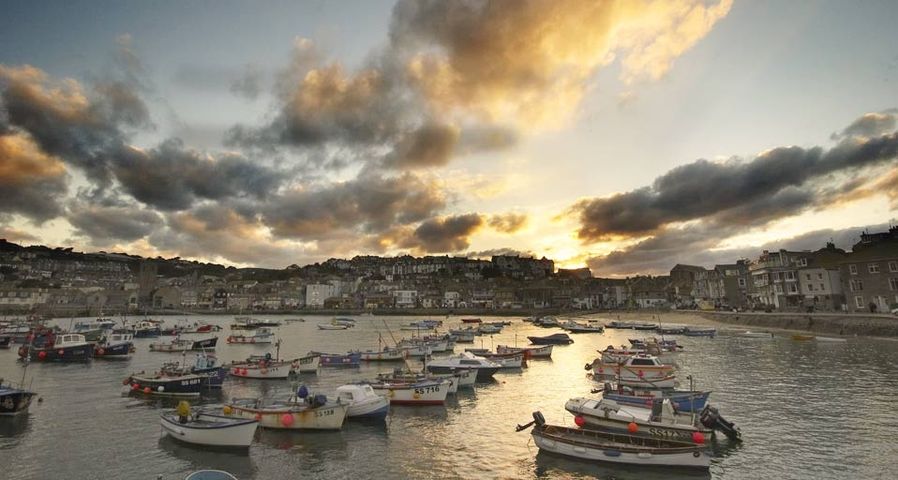 Sunset over town and harbour, Cornwall - Mike Kipling/Photolibrary ©