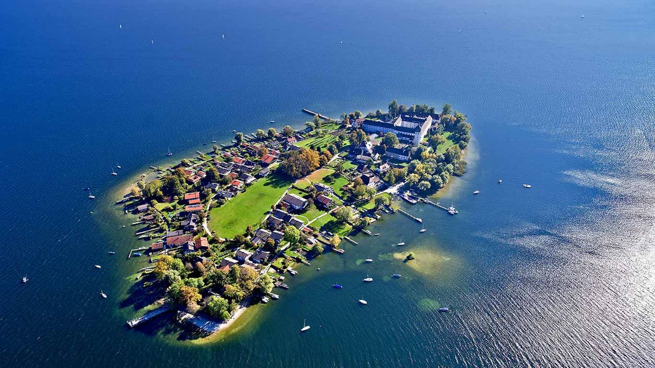 Luftbild der Insel Frauenchiemsee mit dem Kloster Frauenwörth im Hintergrund, Chiemsee, Chiemgau, Bayern, Deutschland