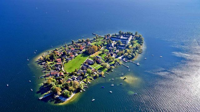 Luftbild der Insel Frauenchiemsee mit dem Kloster Frauenwörth im Hintergrund, Chiemsee, Chiemgau, Bayern, Deutschland