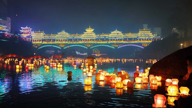 【今日中元节】桂林中元节万盏河灯漂放活动,中国广西 (© VCG/Getty Images)