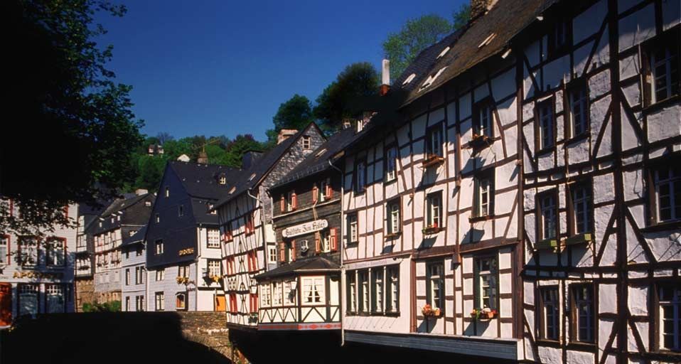 Fachwerkhäuser in Monschau an der Rur, Nordrhein-Westfalen – Hans Peter Merten/Corbis ©