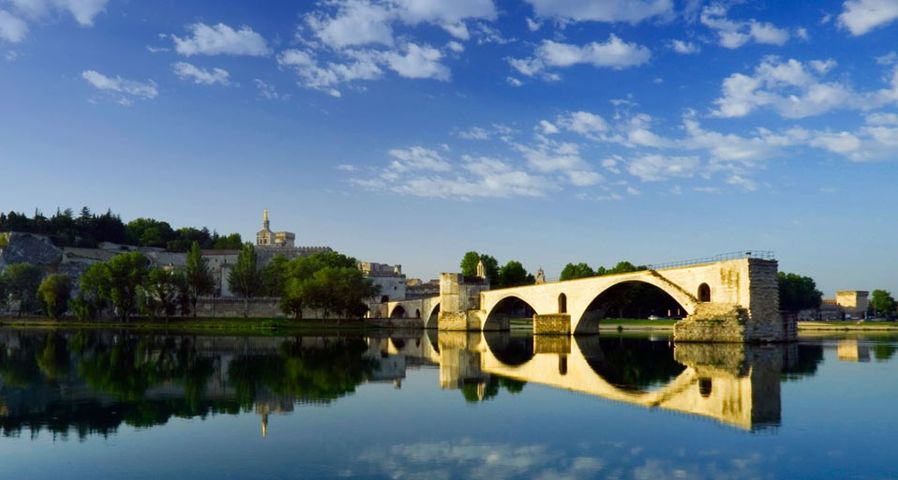 Papstpalast und Saint-Bénezet-Brücke im französischen Avignon – Travelpix Ltd./Getty Images ©