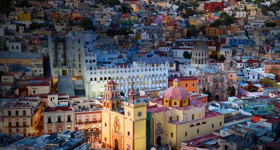 Stadtpanorama von Guanajuato mit Universität und Kathedrale, Mexiko – Peter Adams/Corbis ©