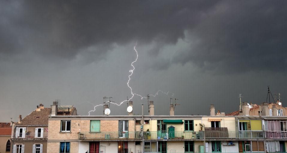 Foudre s’abattant sur des appartements à Marseille, département des Bouches-du-Rhône, PACA
