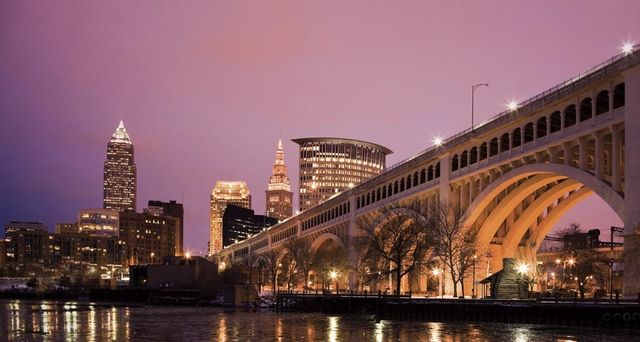 Pont traversant la rivière Cuyahoga à Cleveland, Ohio, États-Unis