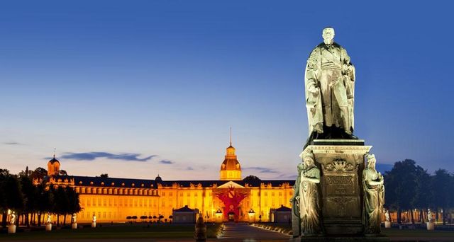 Erleuchtetes Karlsruher Schloss, Karlsruhe, Baden-Württemberg, Deutschland, Europa.