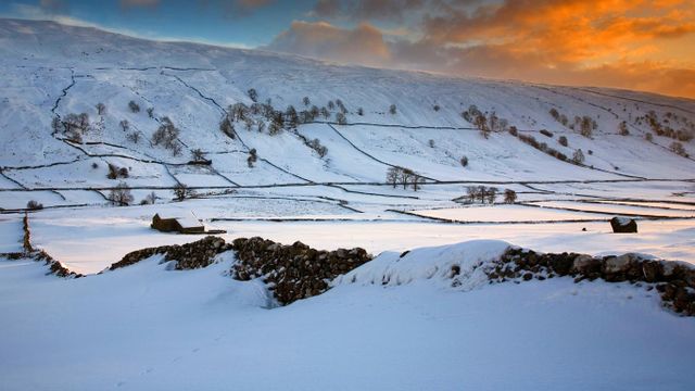 Dry stone walls and stone barn at Littondale, Yorkshire Dales, North Yorkshire, England