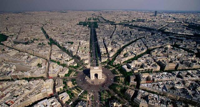 Vue aérienne de l’Arc de triomphe et de la place Charles-de-Gaulle à Paris
