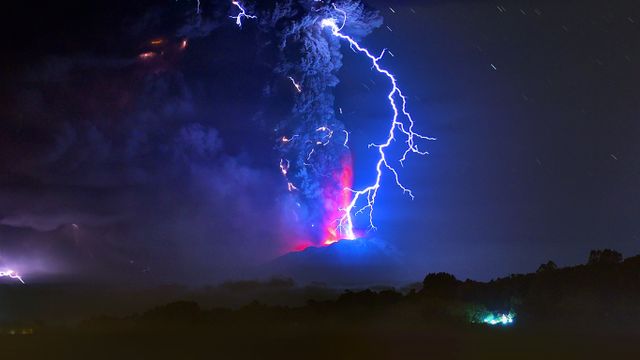 爆发中的卡尔布科火山,智利,2015年4月