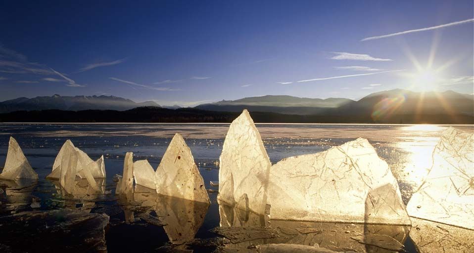 Eisschollen treiben auf dem Staffelsee in Bayern