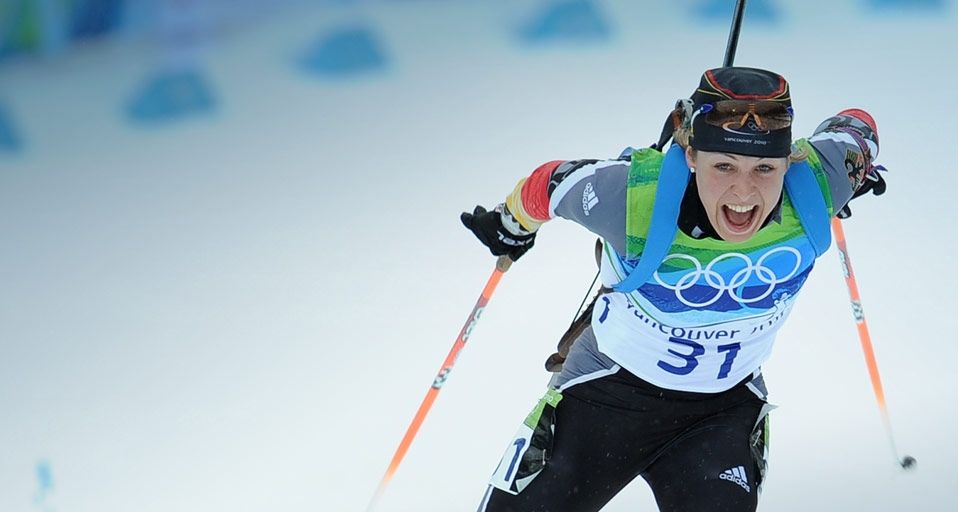 Die deutsche Biathletin Magdalena Neuner auf dem Weg zur Silbermedaille beim 7,5 km-Sprint bei den Olympischen Spielen in Vancouver am 13. Februar 2010 – Alberto Pizzoli/AFP/Getty Images ©
