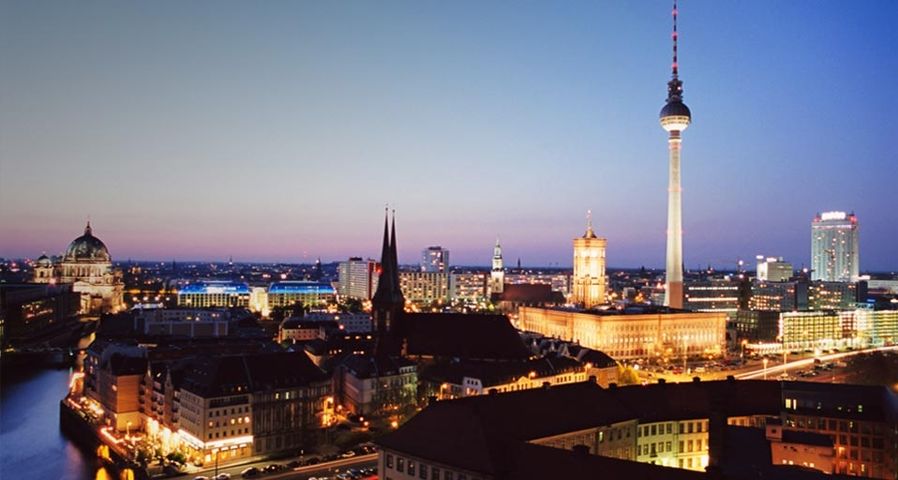 Berlin mit Fernsehturm und Dom bei Nacht – Gerd Schnuerer/Photographer's Choice/Getty Images ©