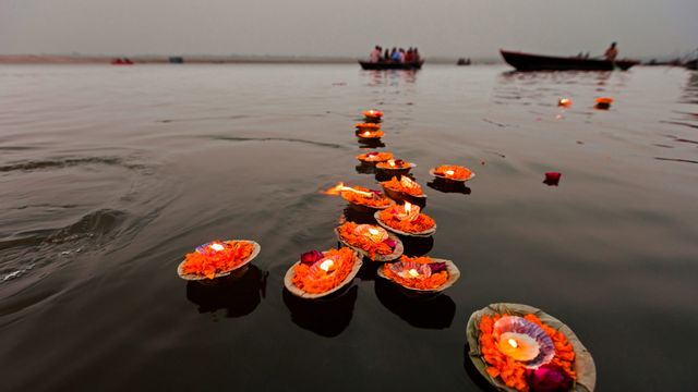 「ガンジス川の灯籠流し」インド, ヴァーラーナシー