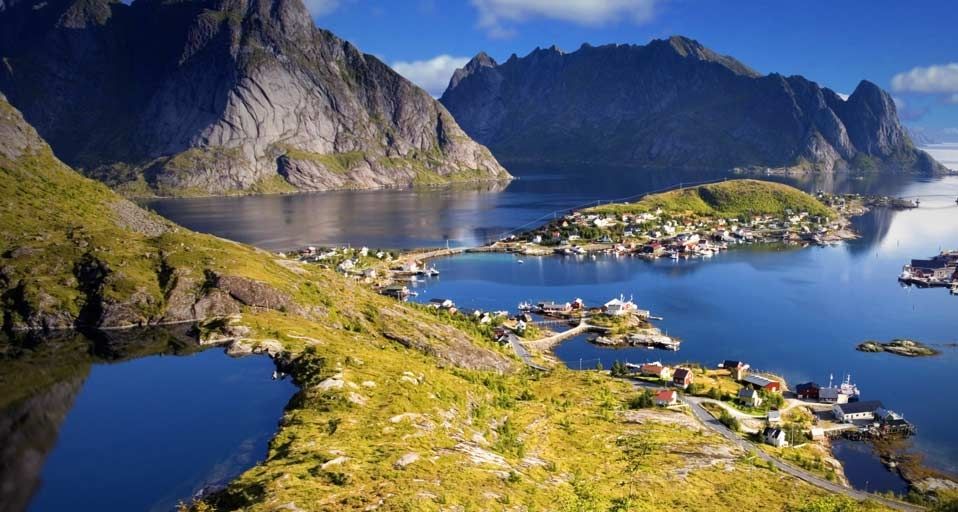 Lofoten archipelago in the Arctic Circle, Norway – Bildagentur/Photolibrary ©