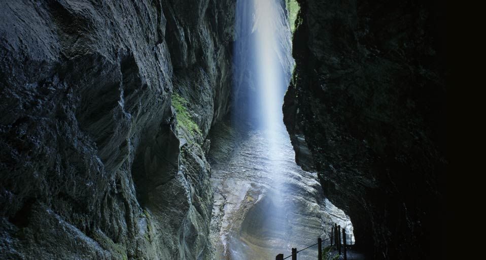 Ein Sonnenstrahl fällt in die Partnachklamm bei Garmisch-Partenkirchen –  Christian Handl/Imagebroker RF/Age Fotostock ©