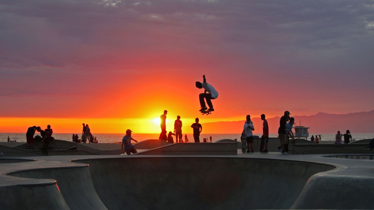 夕日とスケートボーダー｣米国カリフォルニア, ベニスビーチ
