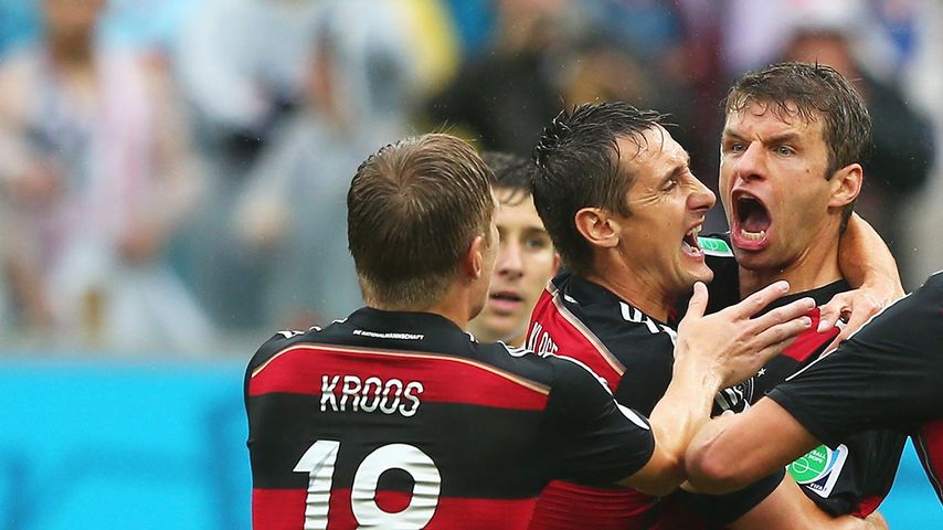 Deutschlands Thomas Müller (2. v.r.) feiert das 1:0 mit seinen Teamkameraden im Spiel gegen die USA bei der FIFA-Fußballweltmeisterschaft 2014 in Recife, Brasilien, am 26. 6. 2014