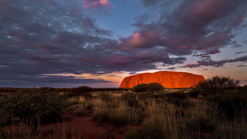 Uluru (Ayers Rock) im Uluṟu-Kata-Tjuṯa-Nationalpark, Northern Territory, Australien 